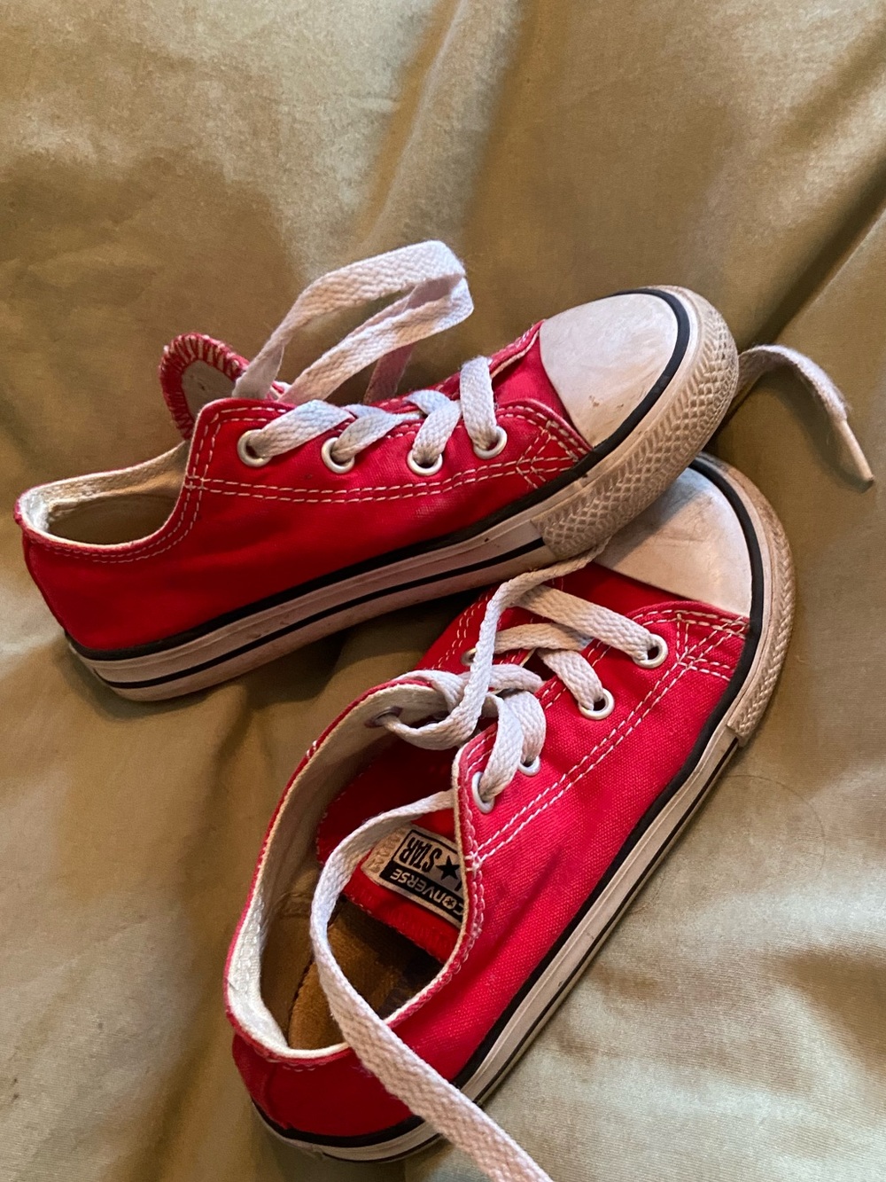 10T Converse Kids Red Low-Top Canvas Sneakers